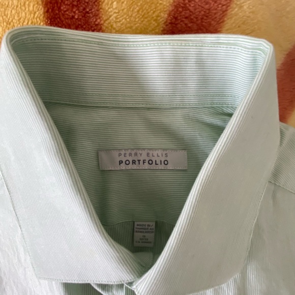 Perry Ellis Dress Shirt. - Picture 2 of 3